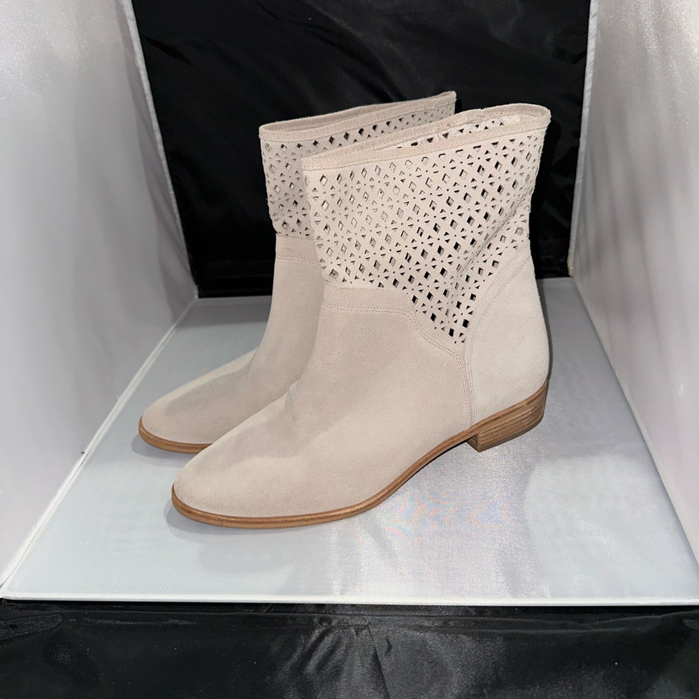 Michael Michael Kors “Sunny” Beige Suede Lasercut Boots - size 9 UVGC